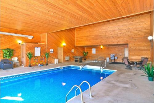 Bazén v ubytování AmeriVu Inn & Suites New Richmond nebo v jeho okolí