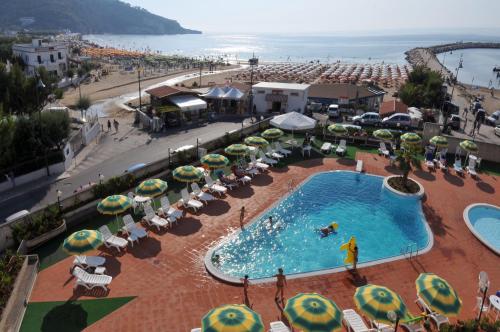 an overhead view of a swimming pool and a beach at Morcavallo Hotel & Wellness in Peschici