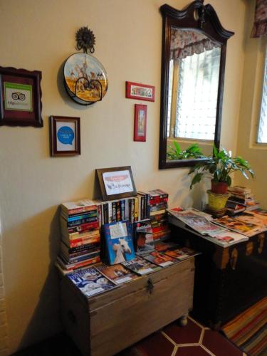 una habitación con una mesa con libros. en La Posada de Juan B&B, en Santa Rosa de Copán