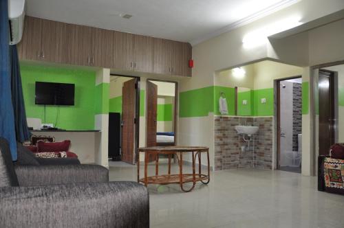 TV a/nebo společenská místnost v ubytování Haritha Apartments, Helpful Staff, Near Bus & Railway Station, Geyser, TV, Best priced Family-Only Apartments in Tirupati, Big Families, Groups Welcome
