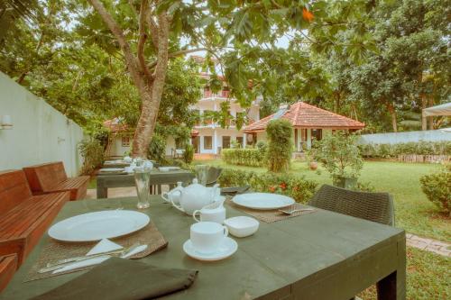 een tafel met borden en bekers erop bij Paradise Bungalow in Weligama