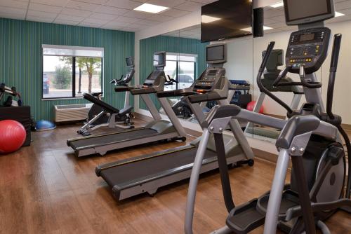 Fitness centrum a/nebo fitness zařízení v ubytování Holiday Inn Express & Suites Pueblo by IHG