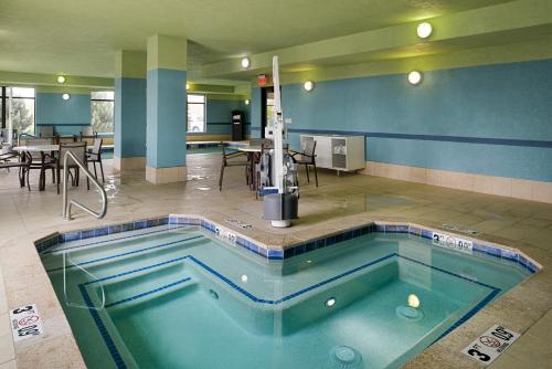 Bazén v ubytování Holiday Inn Express & Suites Pueblo by IHG nebo v jeho okolí