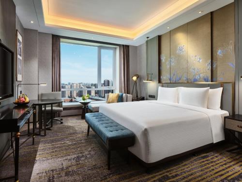 A bed or beds in a room at Wanda Vista Changchun