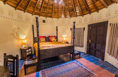 1 dormitorio con 1 cama en una habitación en Regenta Resort Bhuj by Royal Orchid Hotels Limited, en Bhuj
