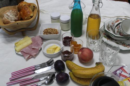 un tavolo con un mucchio di cibo e frutta sopra di Les Reves a Arques