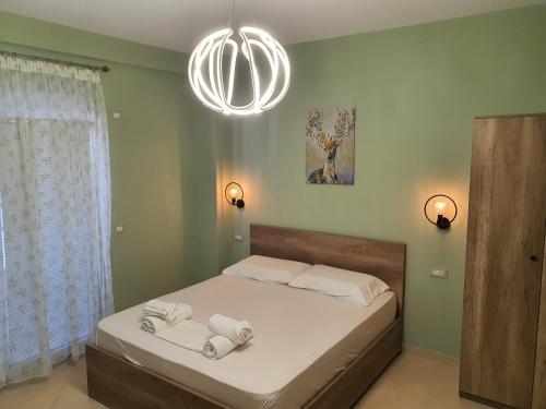 - une chambre avec un lit et 2 serviettes dans l'établissement Darla Sea View Apartment, à Vlorë