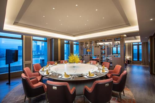 a meeting room with a large table and chairs at Crowne Plaza Fuzhou South by IHG in Fuzhou