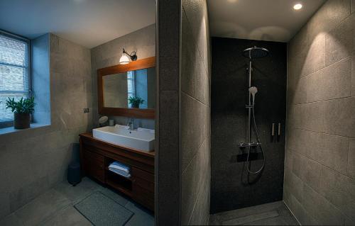 La salle de bains est pourvue d'un lavabo et d'une douche. dans l'établissement The View - Gite Mont Dore, à Montpeyroux