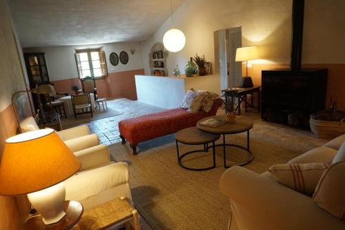 ein Wohnzimmer mit einem Sofa und einem Tisch in der Unterkunft Masoveria del Mas Plaja de Fitor in Palafrugell