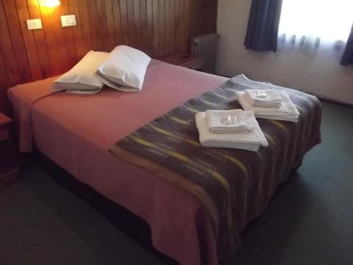 Una cama o camas en una habitación de Hosteria Las Amapolas
