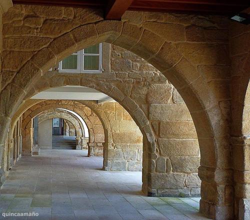 an archway in a building with a stone wall at A Casa de Feli in Muros