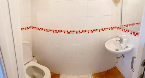 a bathroom with a toilet and a sink at A Casa de Feli in Muros