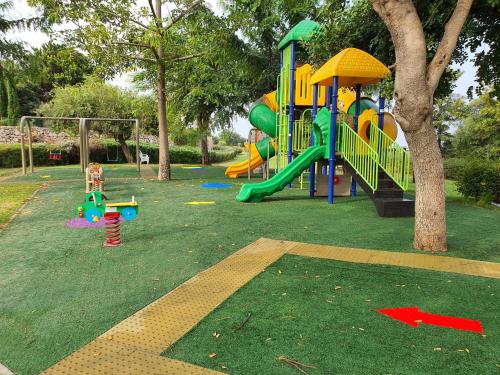 Zona de juegos infantil en Boutique Apartments Caesarea
