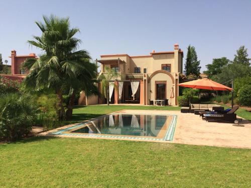 una casa con piscina en el patio en Villa entière GOLF MARRAKECH en Marrakech