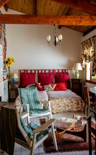 - une chambre avec un lit et des chaises dans l'établissement La petite Pierrette, à Saint-Benoît-de-Carmaux