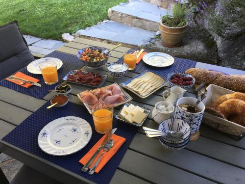 a picnic table with food and drinks on it at B&B Les Biolleys in Vex