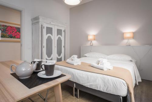 - une chambre avec un grand lit et des serviettes sur une table dans l'établissement Flats4Rent La dimora d'Orlando, à Vérone