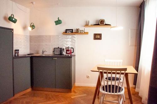 uma cozinha com um balcão, uma mesa e cadeiras em Ferienwohnung Marion em Oberwesel