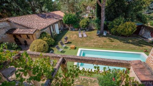 an aerial view of a backyard with a swimming pool at I love Bergerac in Bergerac