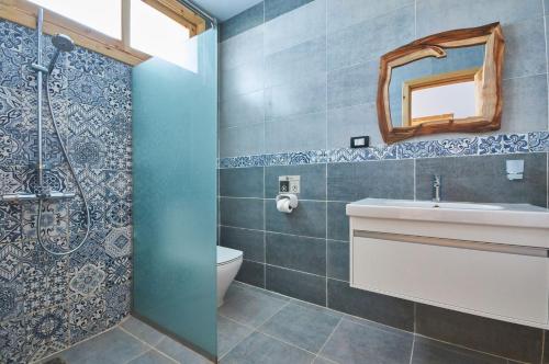 een badkamer met een douche, een toilet en een wastafel bij The Bridge Dahab in Dahab