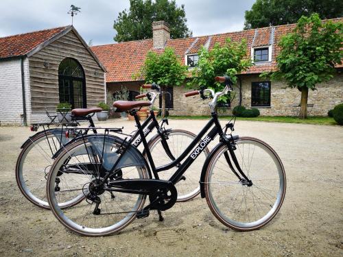 dos bicicletas están estacionadas frente a una casa en Casa Leone near Bruges with jacuzzi & parking en Ruddervoorde