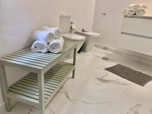 a bathroom with a sink, toilet and bathtub at Apartamentos Bruja in Santa Cruz de Tenerife
