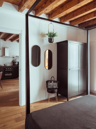 ein Schlafzimmer mit einem schwarzen Bettrahmen in einem Zimmer in der Unterkunft BRE Apartments - Magellano in Vicenza