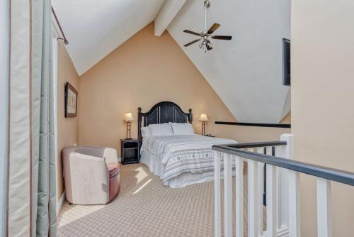 a bedroom with a bed and a ceiling fan at Mountainside 2 bed 2 bath with Laundry in Blue Mountains