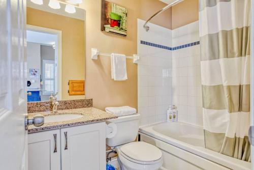 een badkamer met een toilet, een wastafel en een douche bij Mountainside 2 bed 2 bath with Laundry in Blue Mountains