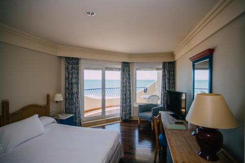 Giường trong phòng chung tại Hotel Playa Victoria