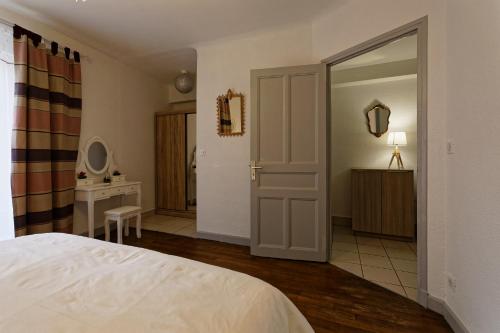 Giường trong phòng chung tại Le cocon d'Eloïse