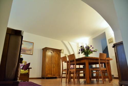 jadalnia ze stołem i krzesłami w obiekcie Alle scalette del Duomo w mieście Orvieto