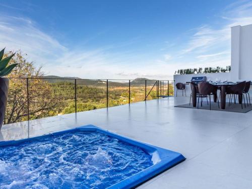 een hot tub op het balkon van een huis bij Belvilla by OYO Mont Blau in Búger