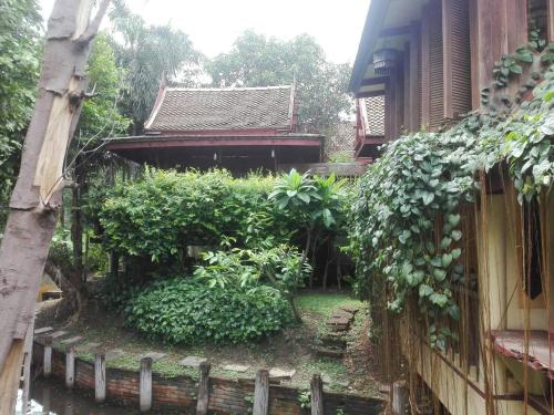 Taman di luar Luang Chumni Village