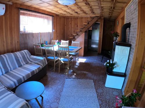 uma sala de estar com um sofá e uma mesa em Katica Nyaraló em Tiszakécske