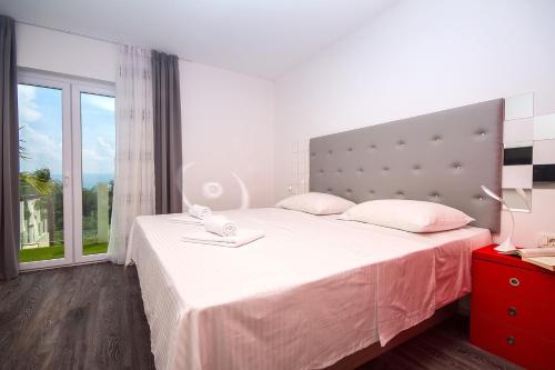 Postel nebo postele na pokoji v ubytování Villa Caribic with 72sqm private pool, whirlpool, sauna, outdoor lounge area