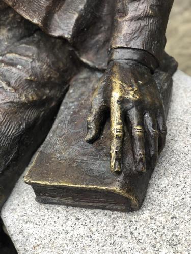 a statue of a persons hand on a statue at Апартамент Панорама Трявна - кът за отдих, въздухолечение и почивка in Tryavna