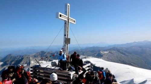 a group of people at the top of a mountain with a cross at Gästehaus Steinerhof in Nikolsdorf
