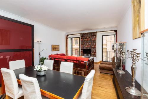 salon ze stołem, krzesłami i kanapą w obiekcie Amazing New Apartment Jewish Ghetto w Rzymie