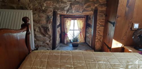 une chambre avec un lit et une fenêtre dans l'établissement Cottage, à La Châtaigneraie