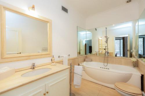 Vonios kambarys apgyvendinimo įstaigoje Amazing New Apartment Jewish Ghetto