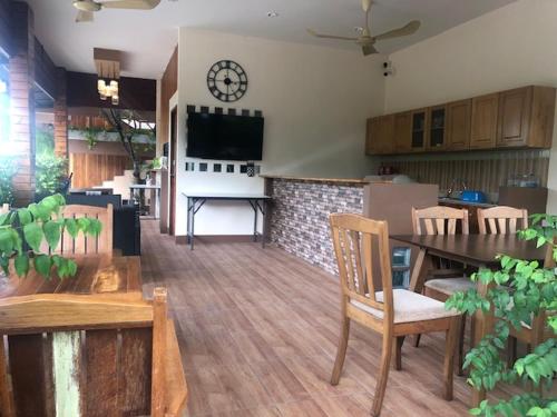 Kuchyň nebo kuchyňský kout v ubytování มิตรภาพโฮเทล ( Mittrapap Hotel )