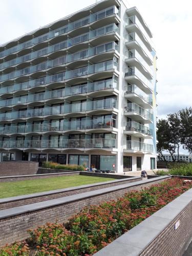 जिस बिल्डिंग में अपार्टमेंट स्थित है