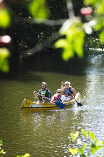 a group of people in a kayak on a river at Stiftsgården Vårdnäs Hotell in Brokind