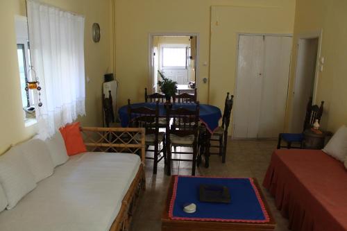 un soggiorno con un divano e un tavolo di Nona's Guest House Corfu Βenitses a Benitses