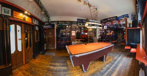 une salle avec un billard dans un bar dans l'établissement Puhkekodu nr.17, à Võru