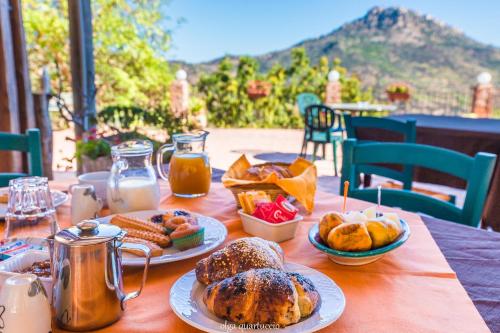 stół z talerzami jedzenia na górze w obiekcie Casale Margherita Turismo Rurale w mieście Pollina