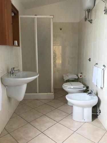 a bathroom with a sink and a toilet at Hotel Ristorante Paradiso in Albanella