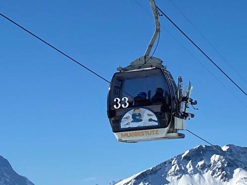 einen Skilift mit Skifahrern auf einem verschneiten Berg in der Unterkunft Ferien im Paradies in Brienzwiler